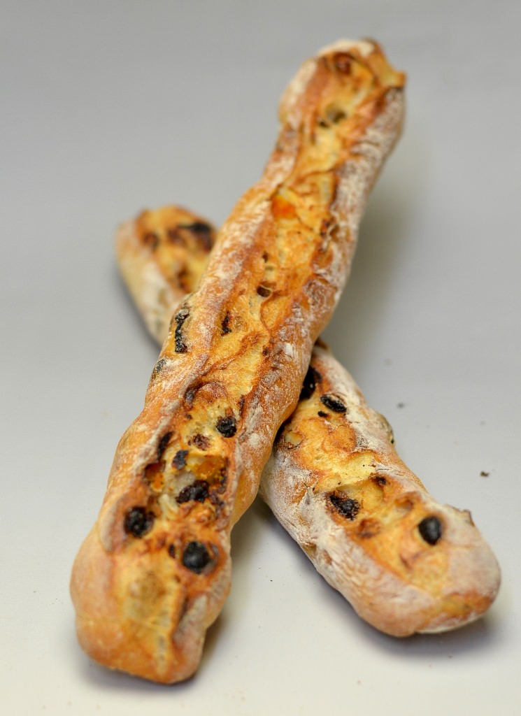 あんず・クルミ・レーズン（フランスパン）のパン画像