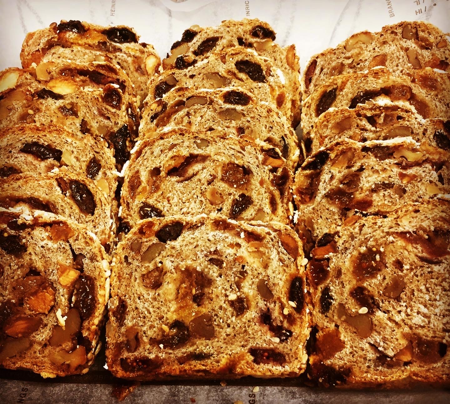 フルーツナッツとシリアルのライ麦パンのパン画像