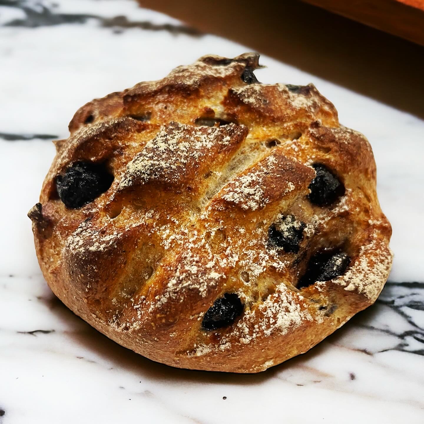 ブルーベリーとクリームチーズのライ麦パンのパン画像