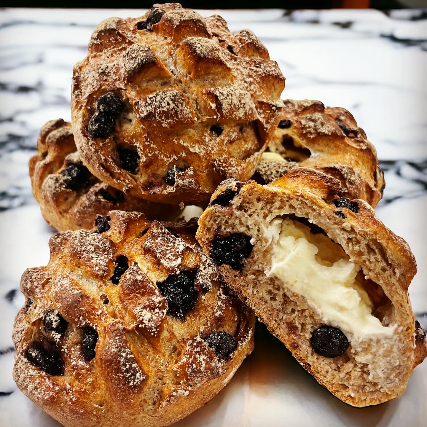 ブルーベリーとクリームチーズのライ麦パンのパン画像